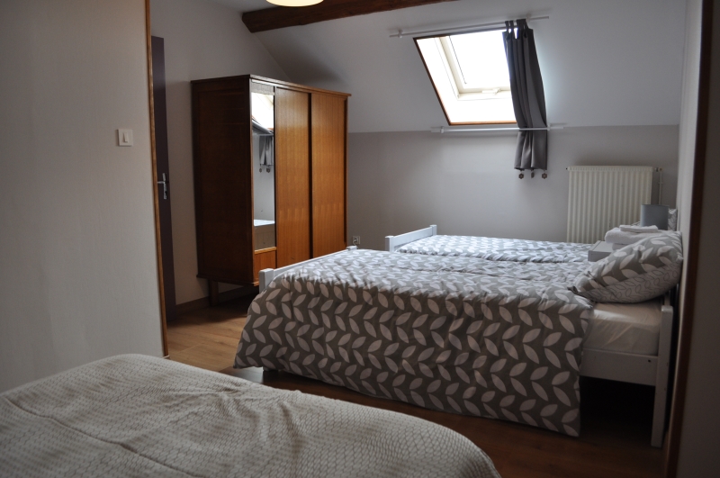 la chambre avec deux lits simples